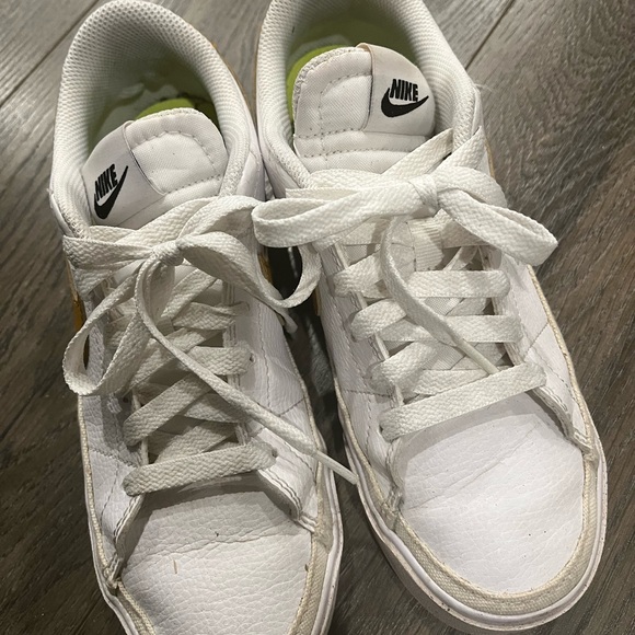 Nike Kids White and Gold Sneakers - Picture 2 of 5